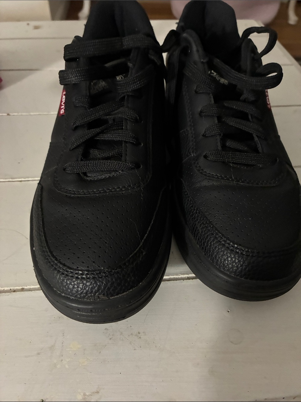 Levi's Wonen’s Black Low-Top Sneakers Size 8.5 Only used a Couple of Times